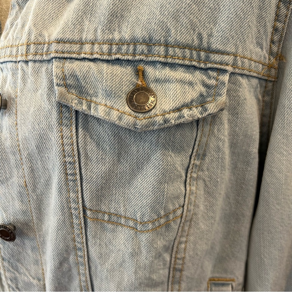 Mossimo Light Wash Denim Jacket EUC - Picture 5 of 8